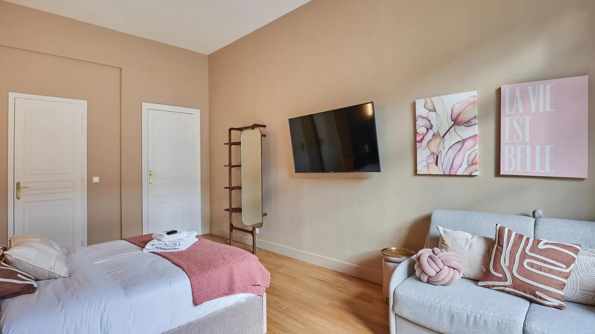 Elegant 2-Bedroom Apartment - Trocadero Paříž 0*,  Francie